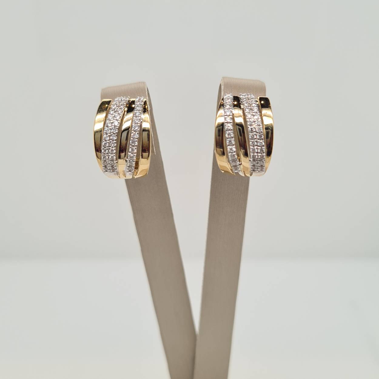 Prachtige 14 karaat gouden oorsieraden met diamant, 0.32crt. Tevens bijpassende ring verkrijgbaar. 