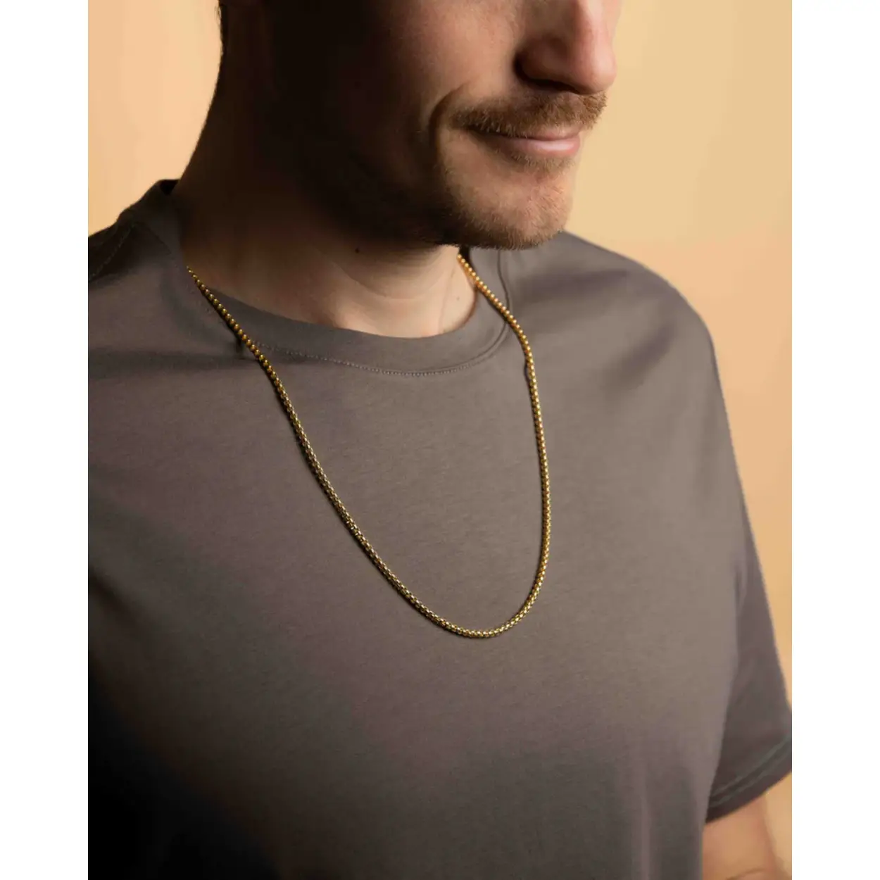 De Vita Gold halsketting is een boxketting van 3mm met een gepolijste vergulde afwerking. Hij is gemaakt van 316L roestvrij staal en is zeer licht en duurzaam. Je kan deze ketting dag in dag uit zonder zorgen dragen. De lengte van de ketting is 54 cm en heeft een verlengketting van 10 cm die je indien nodig kan toevoegen.