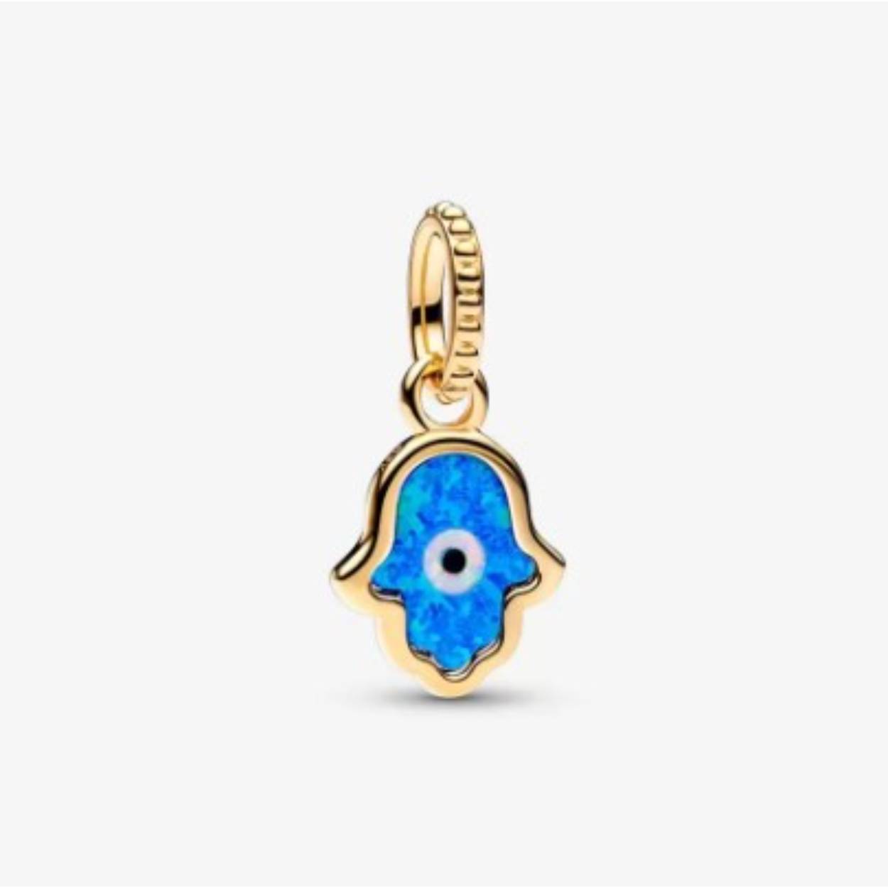 Oud symbool, nieuwe vibe. Draag de Opalescent Blauwe Hamsa Hand Hangende Bedel als bescherming en omring jezelf met positieve energie. Deze vergulde Hamsa-bedel toont een glinsterende diepblauwe in het laboratorium gemaakte opaal. Aan de ene kant straal een opengewerkt zonnestraalontwerp vanuit een alziend oogmotief in het midden met ee witte in het laboratorium gemaakte opaal. De Hamsa is van oorsprong een talisman om je te beschermen tegen het kwaad en is een gebaar van het verwelkomen van goedheid, vriendelijkheid, vriendschap en gratie in je leven.