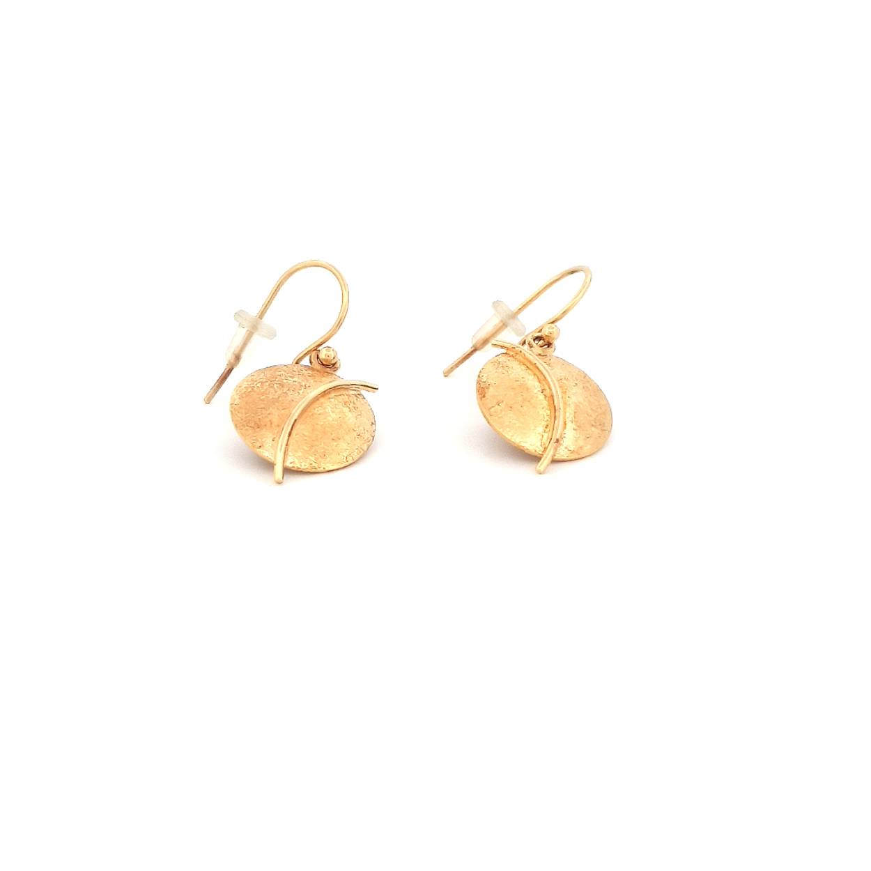 De set Moon bestaat uit een ring, een hanger en oorstekers of oorhangers. De glanzende draad die over de cirkel met structuur loopt geeft een mooi contrast. Deze set is ook in zilver verkrijgbaar of in zilver met een gouden draad.

Kom kijken en passen en maak je keuze! Of bestel haar gelijk, dan sturen we deze mooi verpakt naar je toe.
