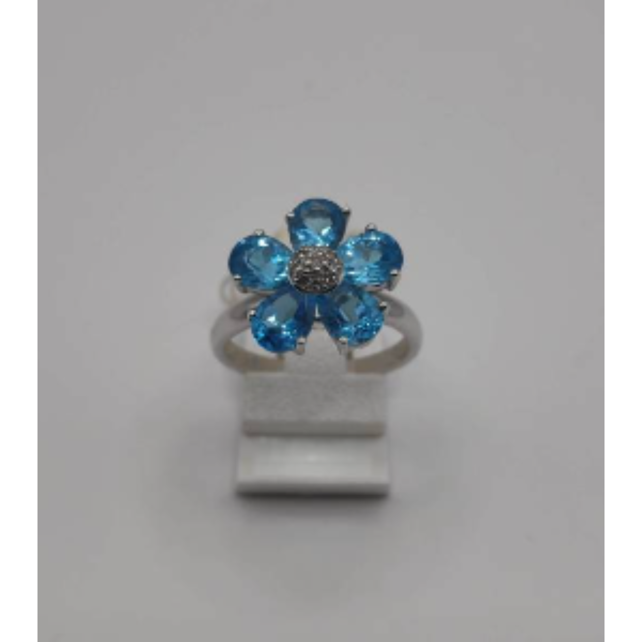 Wit gouden ring met topaas in vorm ban bloem