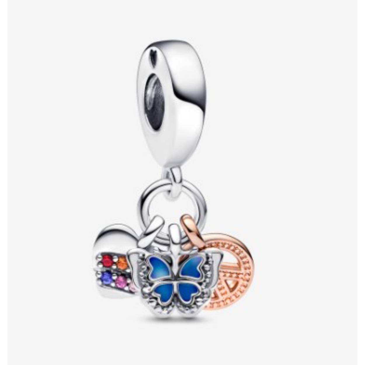 Geef je styling extra betekenis met onze tweekleurige regenboog hart, vlinder en vredesteken driedubbele hangende bedel. Deze driedubbele hangende bedel is uitgevoerd met een sterlingzilveren hart dat is bezet met twee rijen regenboogpavé en op de achterkant is gegraveerd met de inscriptie 'L<3ve', een sterlingzilver vlinder met geschakeerd blauw emaille dat met de hand is aangebracht en op de achterkant is gegraveerd met de inscriptie 'Freedom', en een vredesteken dat is verguld met 14-karaat roségoud en is afgewerkt met microbeads en een steen in het midden en de inscriptie 'Peace' op de achterkant. Draag als dagelijkse herinnering aan je waarden.
