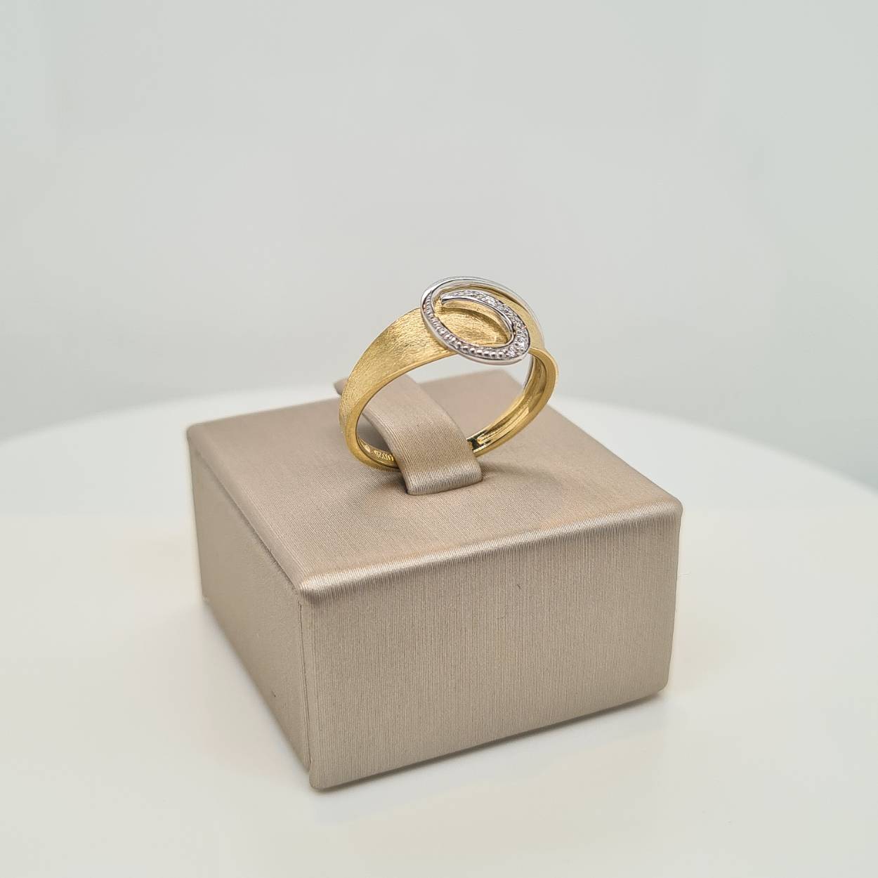 Prachtige 14 karaat gouden ring met diamant, 0.025crt. De maat van de ring is 54.