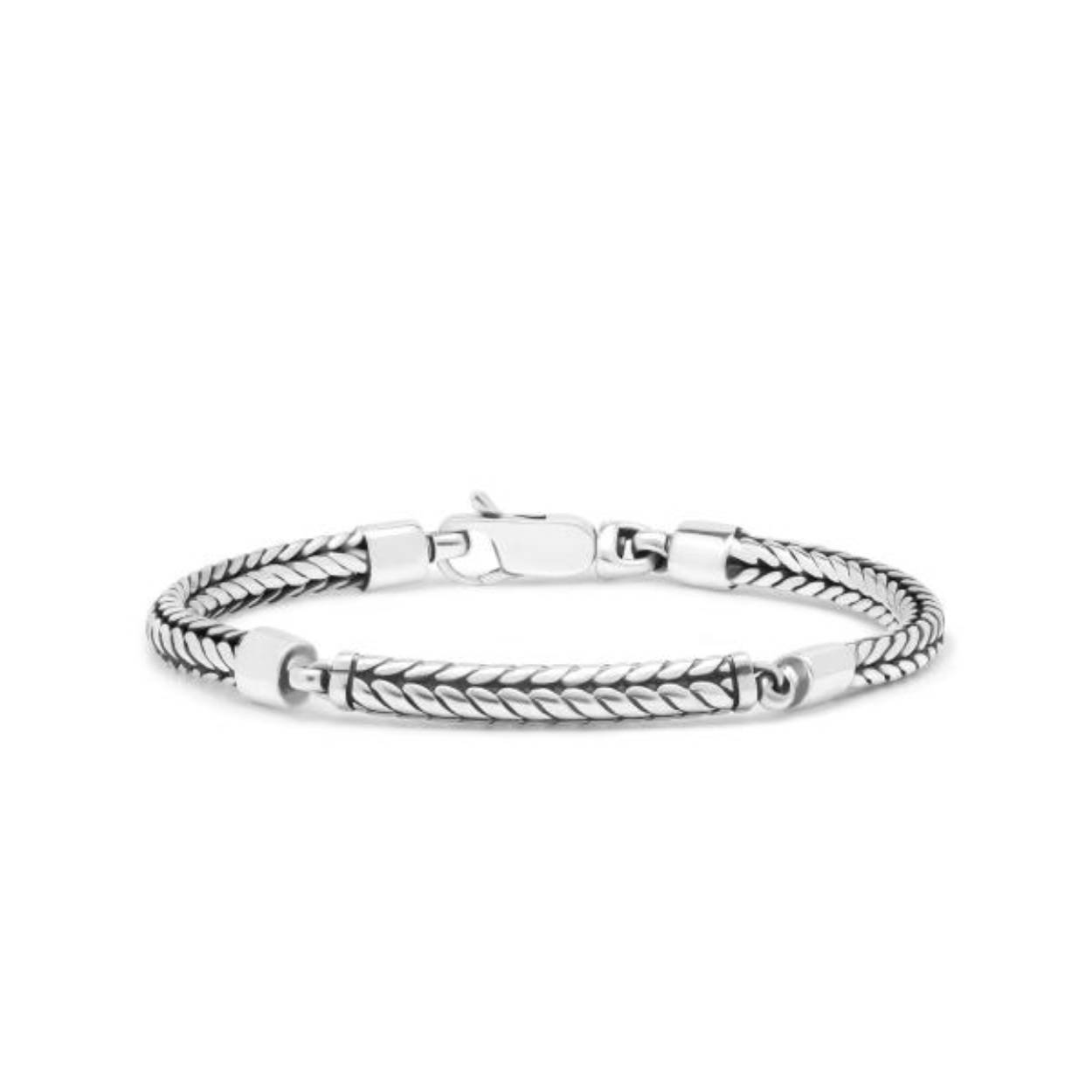 De Zipp Collection 745 armband van SILK is een elegant en subtiel zilveren armbandje met een prachtig Balinees vlechtwerk en een graveerbaar plaatje. Het armbandje sluit met een handig karabijnslotje, zit comfortabel om de pols en heeft een fraai ingeweven structuur die mooi rond je pols valt. Combineer dit armbandje perfect met een Zipp Collection ring en oorbellen. Bovendien leent het zich uitstekend voor een persoonlijke gravure. Laat je inspireren door gravure-ideeën en ontdek de vele mogelijkheden. De armband wordt stijlvol verpakt in een luxe geschenkverpakking.