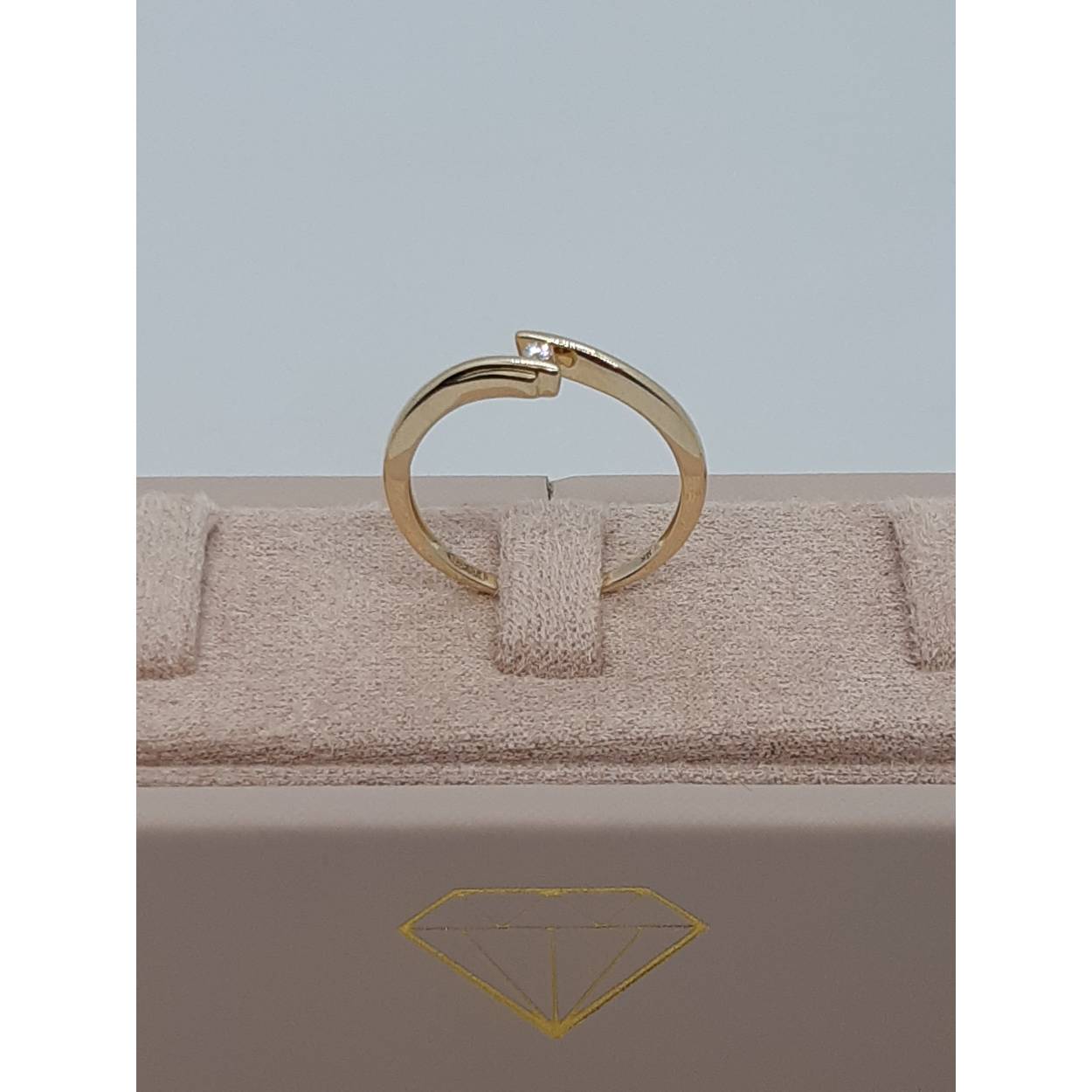 Deze prachtige 14 karaat gouden ring, modelnummer BREA-0002690, is versierd met een schitterende ronde diamant van 0.03 karaat in kleur H en zuiverheid SI1. Perfect voor speciale gelegenheden of als elegante dagelijkse accessoire. Draag hem solo voor een subtiele glans, of combineer met andere ringen voor een gedurfde look. Een tijdloze aanvulling op elke sieradencollectie.