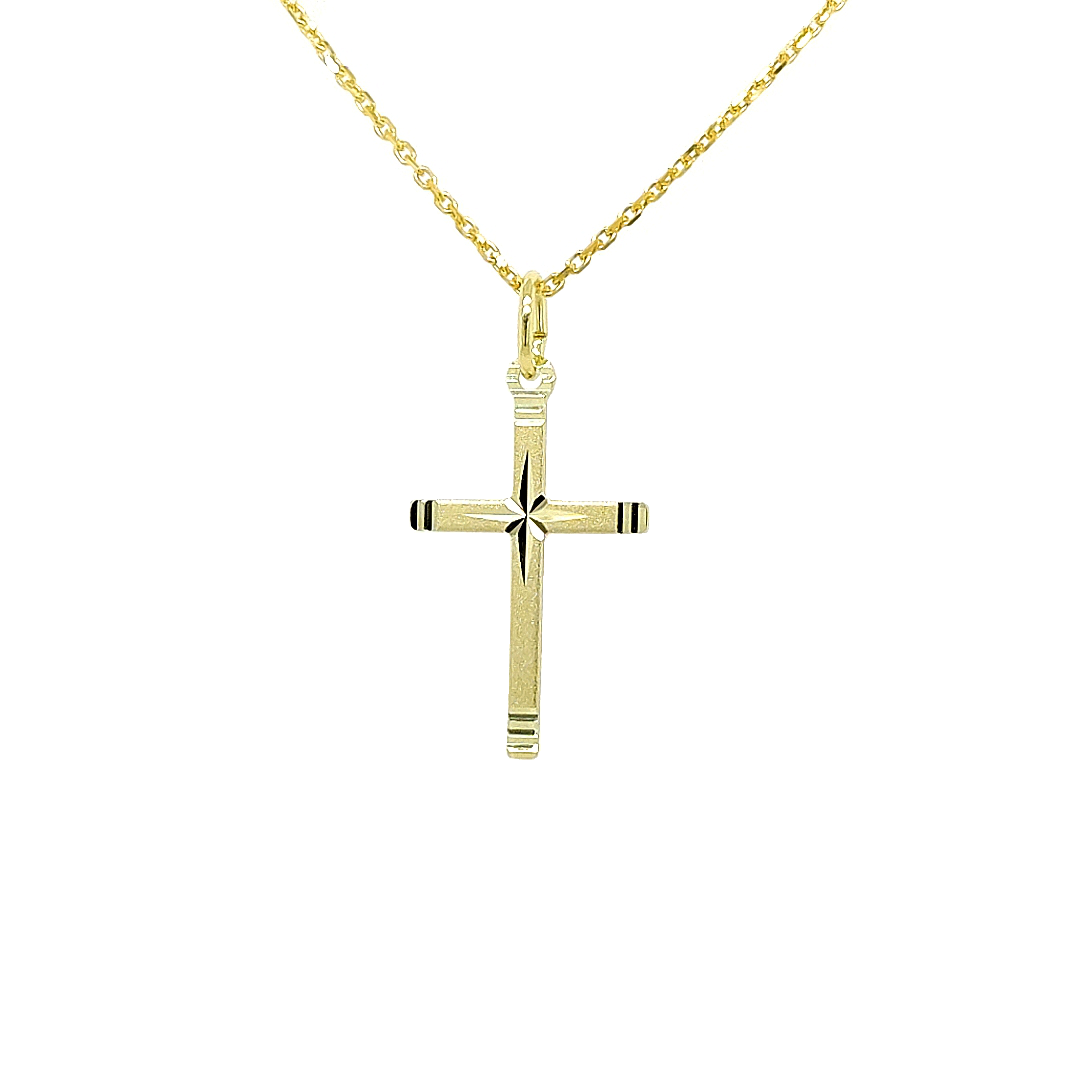 Deze geel gouden kruishanger is gemiddeld van formaat en het grootste gedeelte is fijn gematteerd. Daarnaast is de hanger op een bijzondere wijze bewerkt door delen van de hanger wel te polijsten.

Note: het kettinkje hoort niet bij de hanger, deze is enkel gebruikt voor de foto.