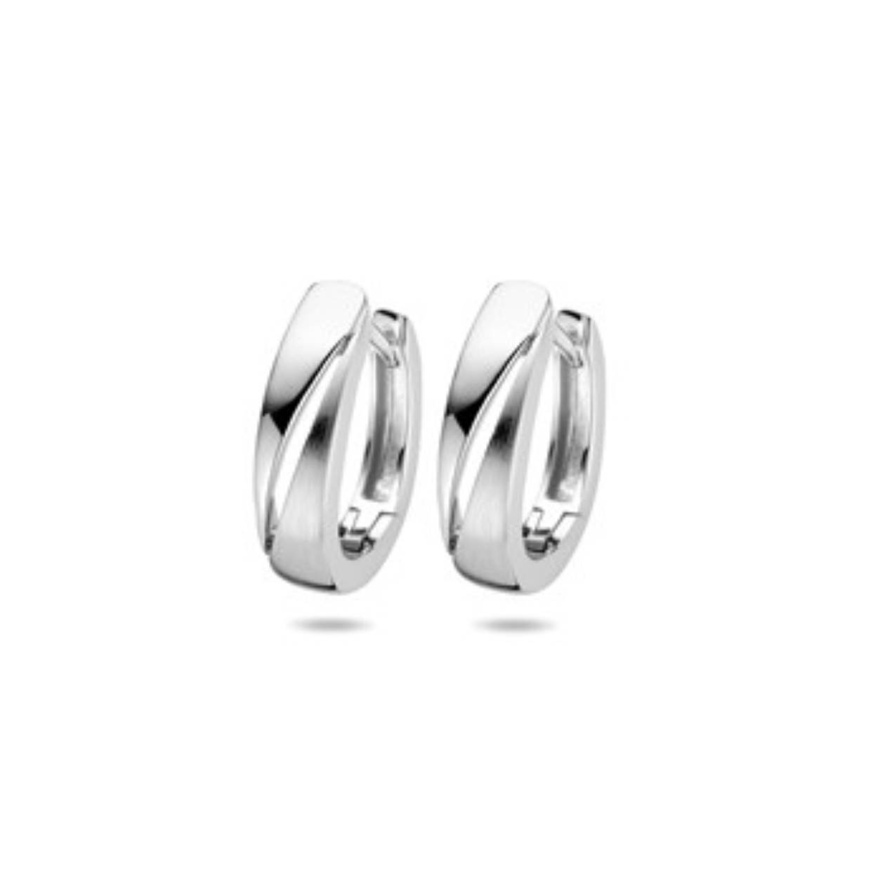 Gerhodineerd 925 zilveren klapoorringen uitgevoerd met een poli/matte afwerking. De oorringen hebben een afmeting van 15x4.3mm.