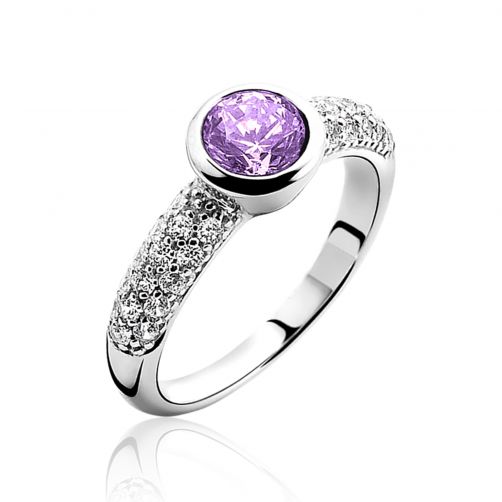 Zilveren ring met witte zirkonia's in de band en een paarse zirkonia in het midden.