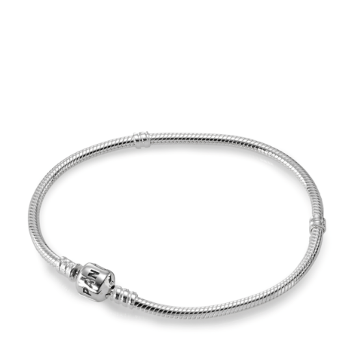 Onze bestverkochte bedelarmband is de ideale basis voor jouw Pandora collectie. Deze slangenarmband is gemaakt van sterling zilver en is voorzien van Pandora's bekende tonsluiting zodat hij veilig dicht blijft. Het innovatieve schroefdraadsysteem maakt het eenvoudig om de bedels op jouw armband te schroeven. Voeg er eenvoudig een paar clips aan toe om de armband in drie groepjes te verdelen en kies dan je favoriete Pandora bedels om jouw unieke stijl uit te dragen.
