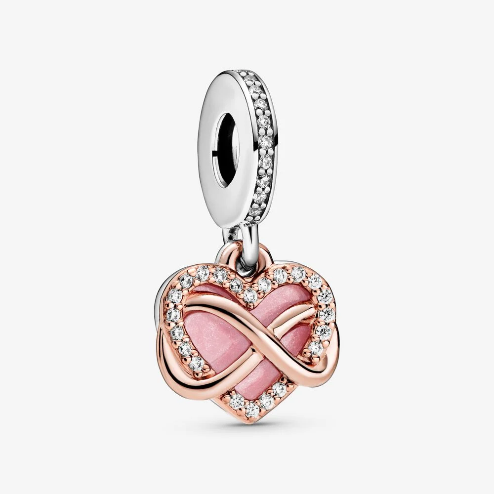 Neem je liefde mee de oneindigheid in met deze glanzende dubbele hangende bedel. De voorste hanger is met de hand-afgewerkt van Pandora Rose, onze 14-karaats ros&eacute;goud vergulde unieke metaalmix, en valt op door een oneindigheidsteken dat is gewikkeld rondom een glanzend hart dat is bezet met heldere zirkonia omrand door wit rhodium. Op de achterkant van de hanger is met de hand roze emaille aangebracht ter ondersteuning van de liefdevolle boodschap van de hangende charm met de gravure, 'Family forever and always'.