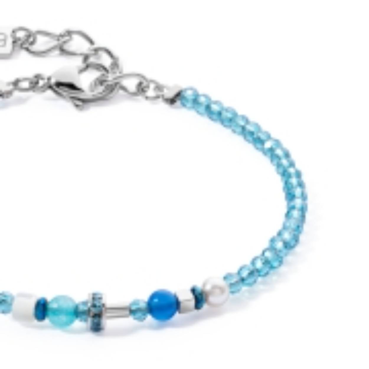 De Princess Spheres Mix Turquoise armband schittert in intens Ocean Blue. Dit sieraad combineert de natuurlijke schoonheid en kracht van bijzondere edelstenen zoals amazoniet, hematiet en blauwe agaat met parelmoer en kristallen.