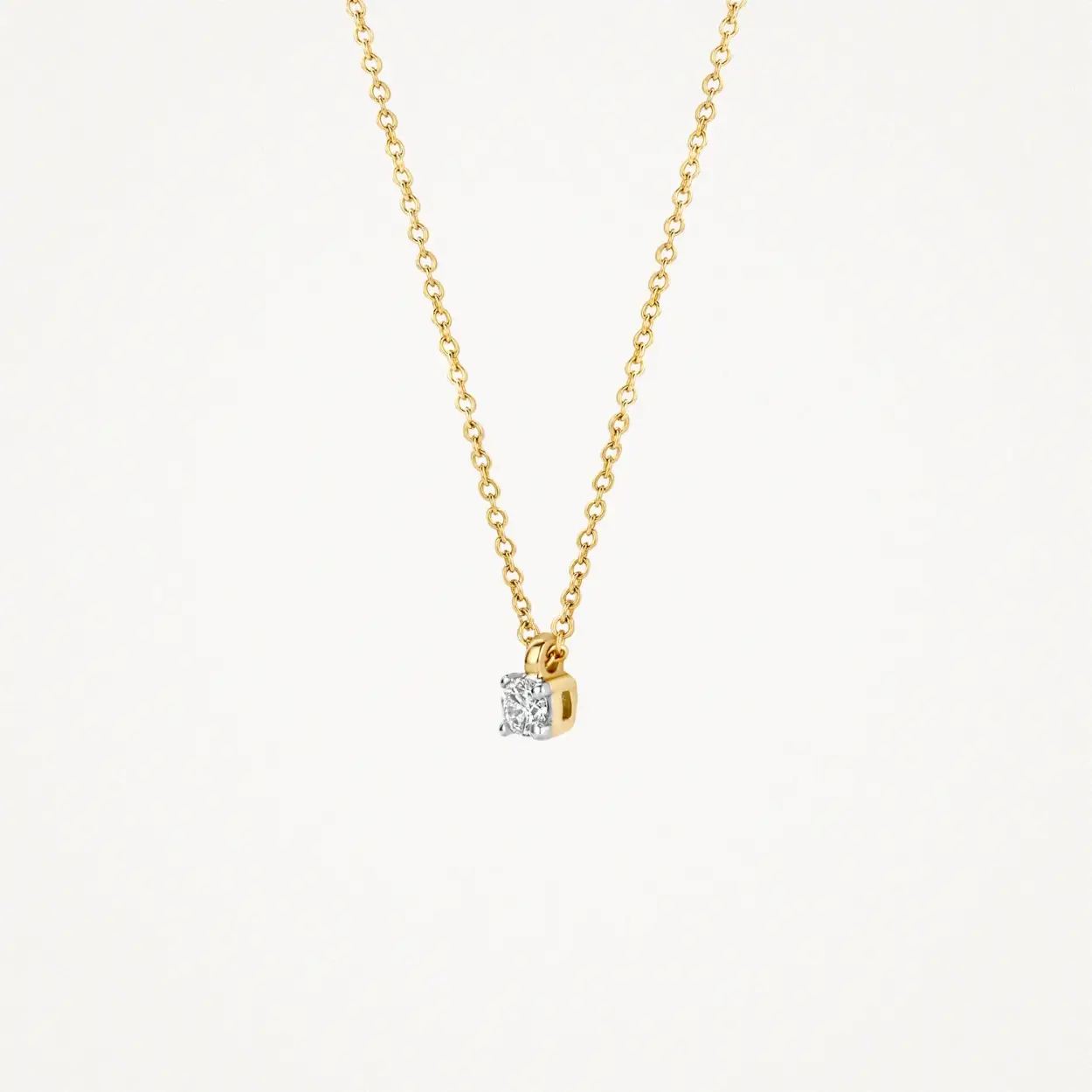 Dit 14k gouden collier sprankelt met een diamant gezet in een geel- met witgouden hanger. De diamant heeft een karaatgewicht van 0,05 en de ketting is 42 cm lang. Draag dit prachtige collier alleen of combineer het met andere sieraden uit onze collectie.
