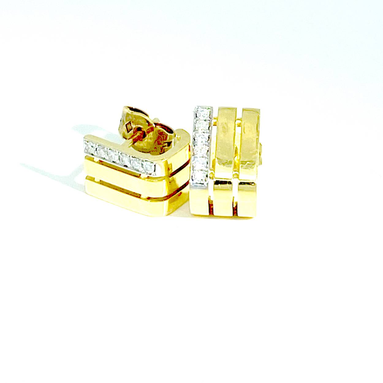Oorbellen 18 karaat 0.12ct