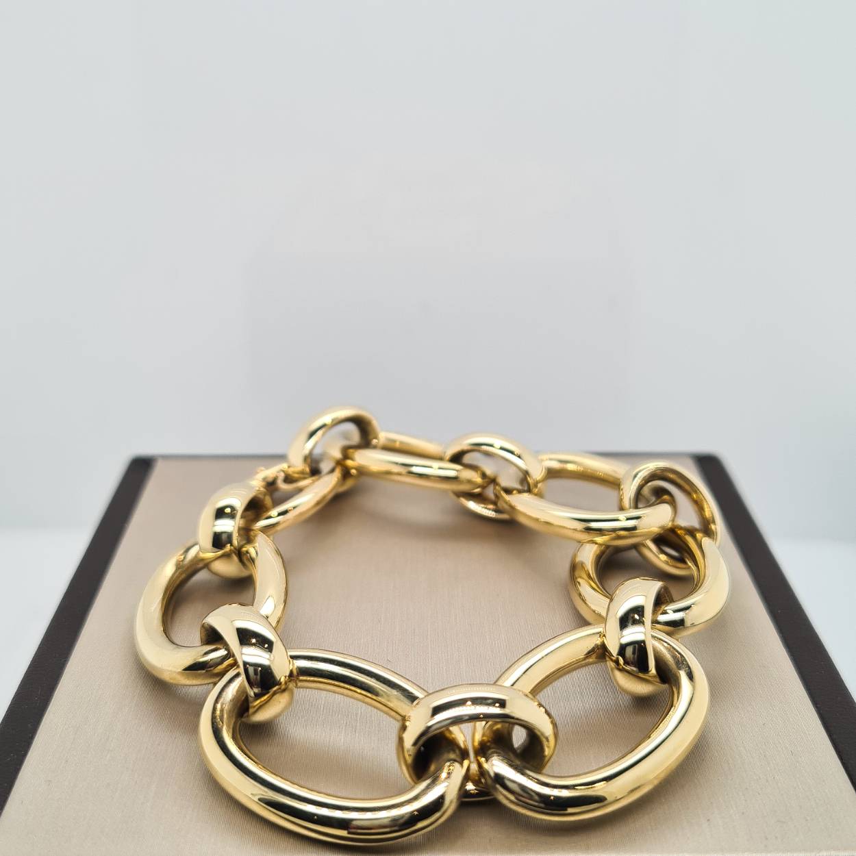 Prachtige 14krt geelgouden schakelarmband uit de collectie van Monzario. De armband heeft een lengte van 20cm.

Referentienummer: 950A GEEL

Tevens bijpassend collier leverbaar.