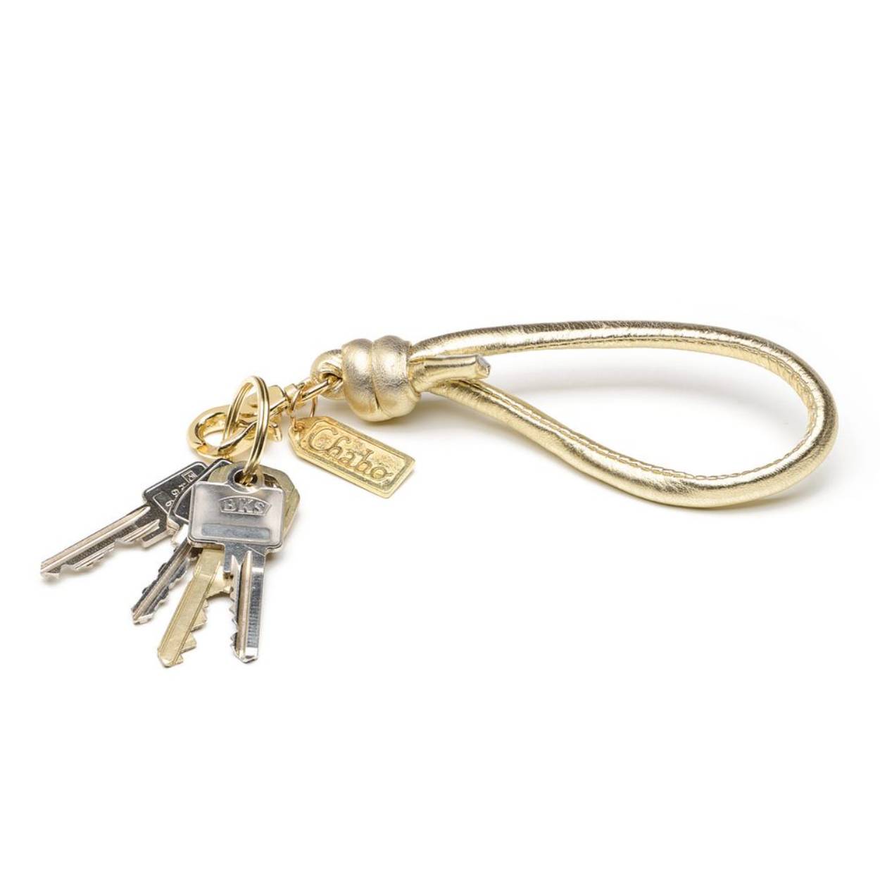 Mooie, opvallende sleutelhanger met knoop van super zacht sheep leather. Inclusief keyring, musketon en chabo logo in Antic Brass. Handig accessoire voor je seutels en opvallend in je tas.