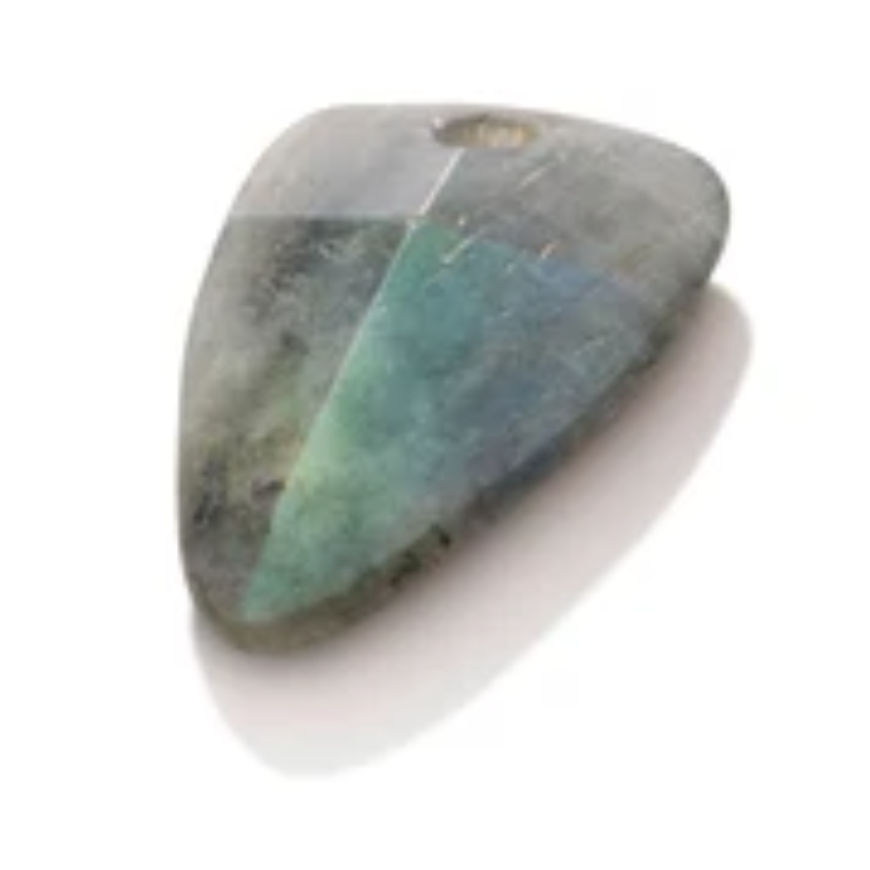 De Labradorite Edge Mini gefacetteerde edelsteen komt uit onze Edge collectie. Creëer jouw eigen style door je favoriete hanger en ketting te kiezen.