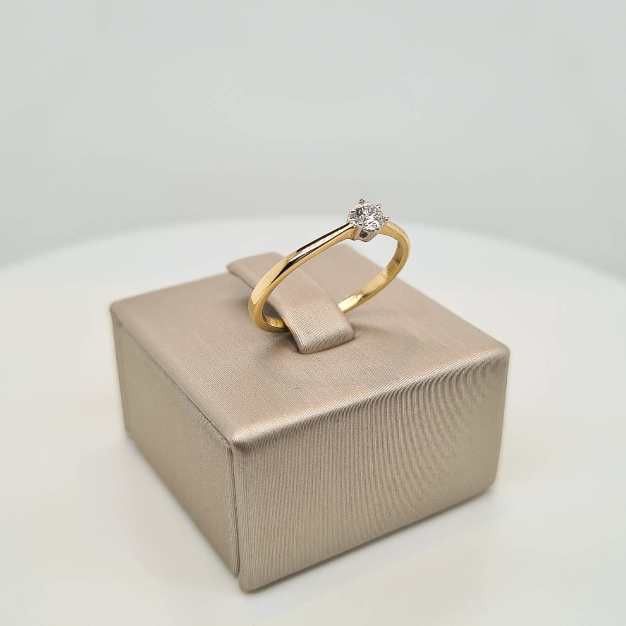 Prachtige 14krt gouden solitaire ring met diamant, 0,15crt H/Si. 

De maat van de ring is 54 (17 1/4). Heeft u een andere maat, neem dan gerust contact met ons op.