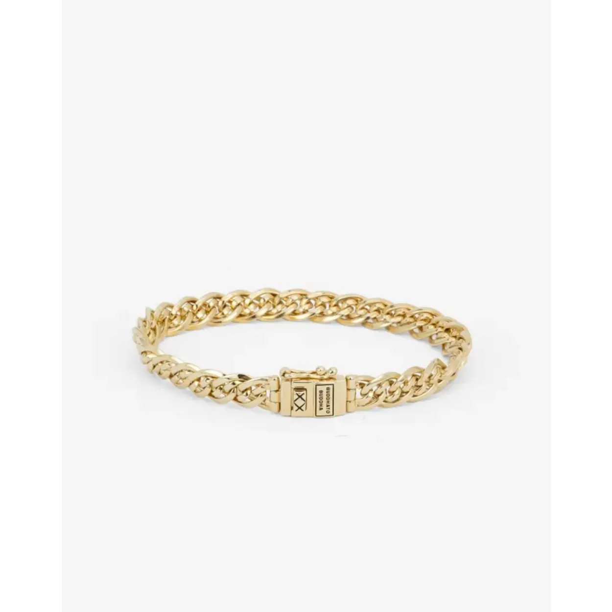 De Nathalie Mini is een subtiele variant van een van onze meest iconische Buddha to Buddha armbanden. Het ontwerp is een van de bekendste schakels uit onze collectie! De aparte dubbele schakels, die typisch zijn voor de Nathalie, maakt deze armband tot een echt meesterwerk. Elke schakel is zorgvuldig met de hand gevormd, een getuigenis van de toewijding en het vakmanschap van onze ambachtslieden. Ontworpen in Amsterdam en handgemaakt in Zuid-Oost Azië van gerecycled zilver met een premium goudlaag van 3.0 micron. De laag goud is gemiddeld 5 maal dikker dan reguliere gold plated items en gemaakt van 18-karaat goud. Deze armband staat voor een perfecte balans tussen duurzaamheid, kwaliteit en stijl. De Nathalie Mini Armband is meer dan alleen een sieraad; het is een verhaal van passie, kunst en connectie. 