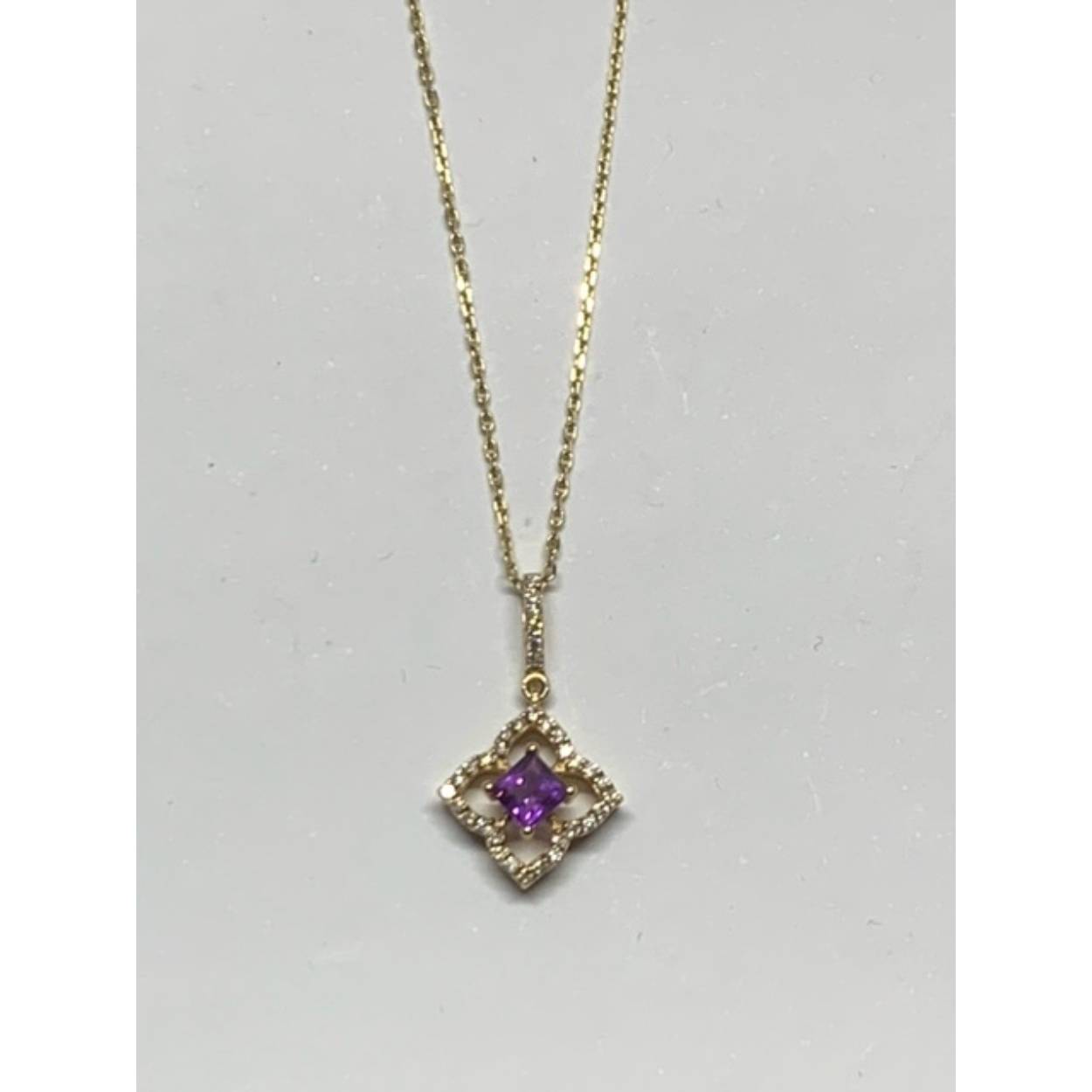 14 Karaat geel gouden collier amethist met diamant. 
Collier is ook te koop met bijpassende oorringen en ring.