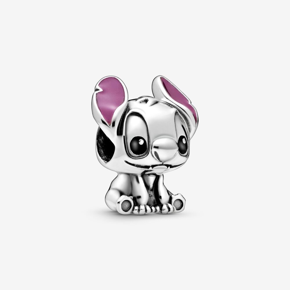 Vier de liefde voor je eigen 'ohana' met deze met de hand-afgewerkte Disney Stitch-bedel uit de Disney x Pandora Favourites-serie. Dit wezen dat is gecreëerd in samenwerking met het in-house speelgoeddesignteam van Disney, heeft een grotere kop en een kleiner lijf waardoor zijn schattige uitdrukking extra benadrukt wordt. De sterlingzilver Stitch-bedel is gedecoreerd met paars emaille dat met de hand is aangebracht als contouren van zijn oren en zwart emaille op zijn ogen. Draag met je your favoriete Disney x Pandora-bedels en schrijf je eigen stijlavontuur.