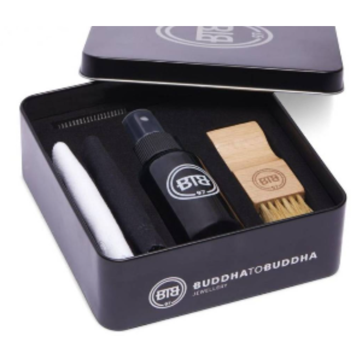 De cleaning kit bestaat uit een aluminium doos (15x14x5cm) met daarin het volgende: een spray, een ragertje om vuil uit de sloten te verwijderen, een zacht houten borsteltje om de buitenzijde van de armband goed schoon te borstelen, zwarte doek om de armband schoon te maken samen met de spray en een witte doek om het zilver te poetsen en een mooi glimmend resultaat te krijgen.