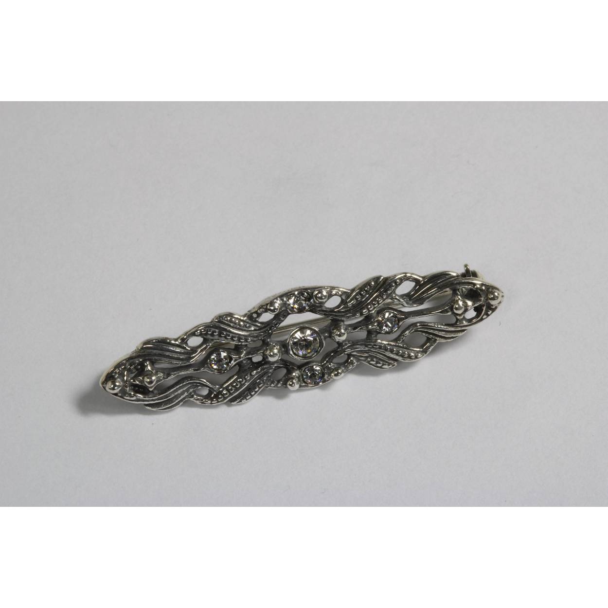 Zilveren broche vintage uitstraling en kristal