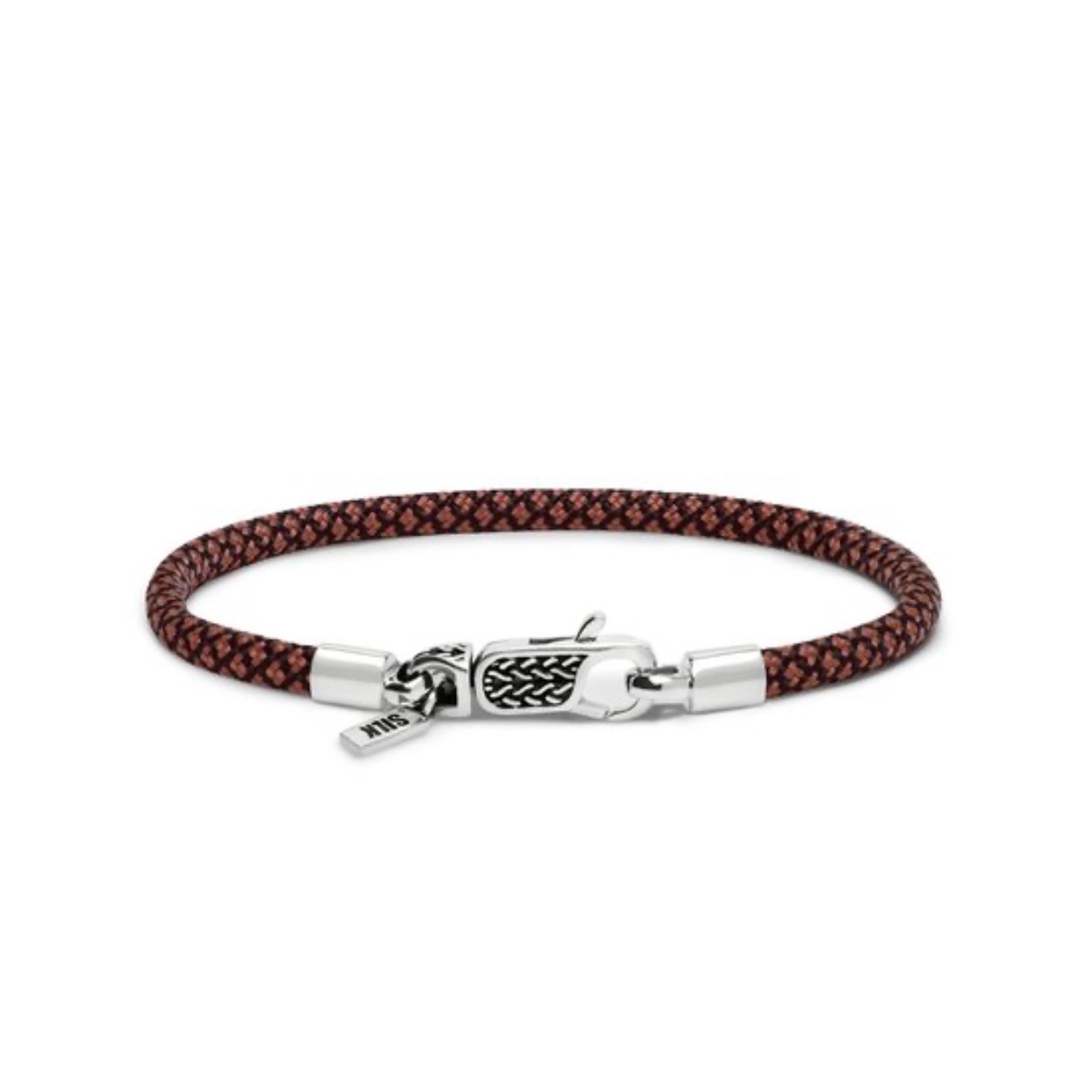 Ontdek de Nieuwe Terra Paracord Armbanden van SILKDe nieuwste toevoeging aan de SILK collectie zijn de Azure, Emerald en Terra paracord armbanden, ontworpen met een luxe zilveren karabijnsluiting. Deze diepgekleurde armbandjes voegen stijl en kleur toe aan je arm en zijn verkrijgbaar in twee varianten: een met charm en een zonder charm.Stijlvol & Functioneel De sterke, duurzame paracord armbanden zijn in verschillende lengte maten verkrijgbaar en passen perfect bij elke gelegenheid. Deze collectie is ontworpen om kleur toe te voegen aan je zilverstack. Door de paracord armbanden te combineren met andere sieraden creëer je een kleurrijk en speels geheel, ideaal voor een unieke en opvallende look.