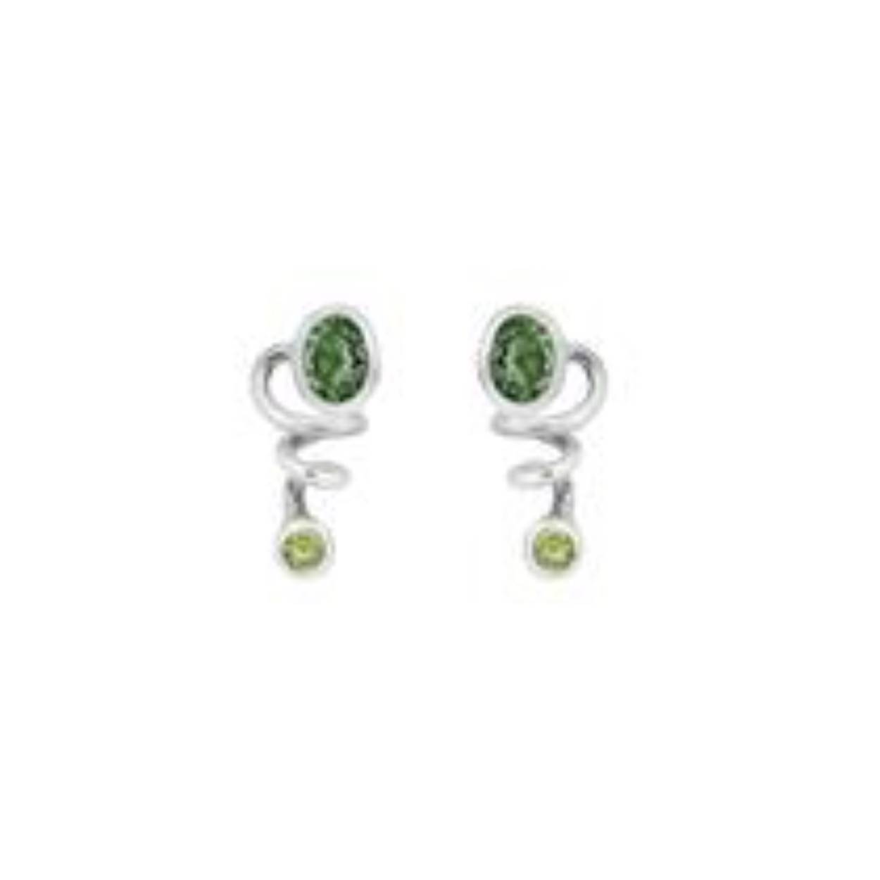 Een paar goud op zilveren wokkelvormige oorknoppen welke zijn gezet met een ovale groene kwarts aan de bovenzijde en een ronde groene peridot aan de onderzijde. De oorknoppen zijn een speelse verschijning in het oor met een subtiel kleuraccent door het gebruik van de edelstenen. Bijpassend bij de oorknoppen is ook een ketting en ring. Afmetingen: 13 x 5,7 mm.