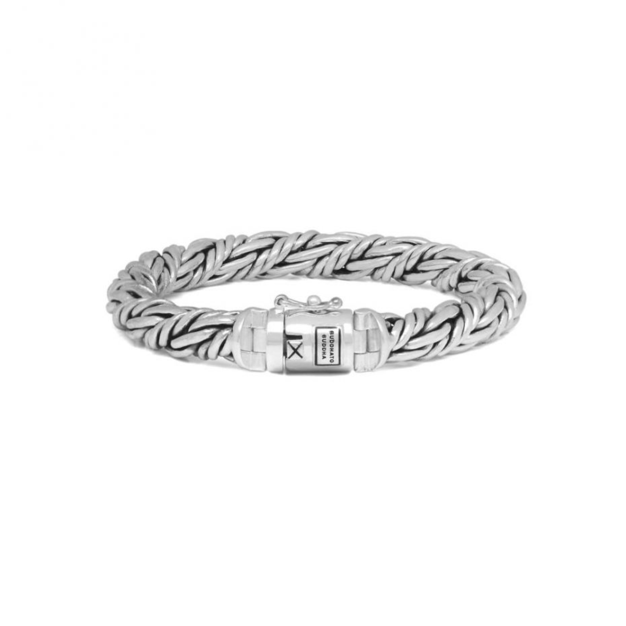 Kijk naar de details en perfectie van de Ketut armband, het is moeilijk te geloven dat deze armband volledig handgemaakt is. De armband heeft een dubbele gevlochten schakel en geeft je outfit een perfecte touch. Een tijdloos zilveren stuk dat goed past bij andere sieraden uit de Heritage-collectie of zelfs een leren armband.