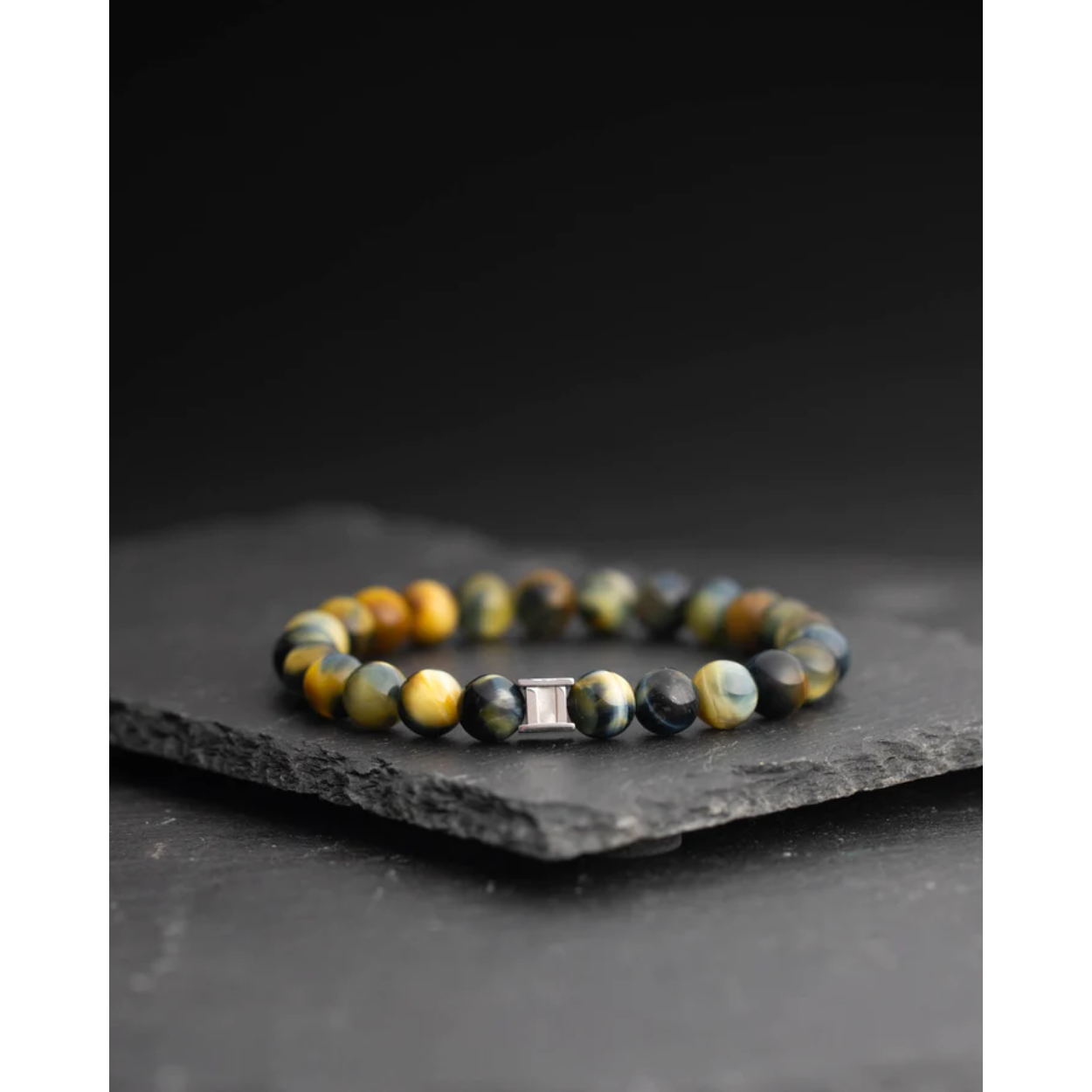 De Gemini Lucky Tiger armband is gemaakt van 3 verschillende soorten Tijgeroog stenen van 6mm uit Zuid Afrika. Tijgeroog wordt vaak de "Krijgersteen" genoemd. Het is een krachtige steen die je beschermt tegen negatieve invloeden van buitenaf. Het wordt ook geacht moed, kracht en doorzettingsvermogen te versterken.
