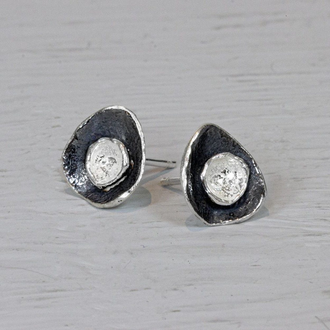 Oorknop van de najaarscollectie 2022 van Jéh Jewels. Deze oorbel is de perfecte aanvulling op je collectie. Het lijkt net alsof de kleuren omgedraaid zijn en binnenstebuiten zitten. Deze oorknop valt door zijn unieke vorm op en is perfect om dagelijks te dragen.