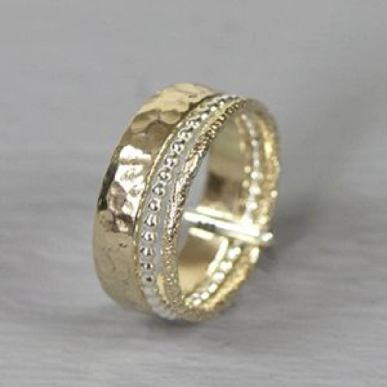 Ring gemaakt van Goldfilled en 925 sterling zilver. Deze ring bestaat uit 3 losse ringen die bij elkaar worden gehouden door een zilver plat bandje. Combineer met een mooie collier, een paar oorbellen en een armband voor een complete look!