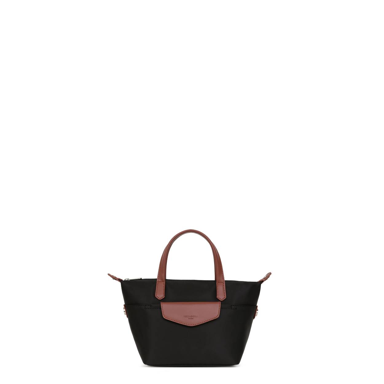 Hexagona shopper.
Rijk uitgevoerd met lederen accenten. Zowel aan de voor als achterzijde bevinden zich een rits .
Onder de toprits 1 groot hoofdvak met twee steekvakken en een ritsvak. Het model is op diverse manieren te dragen.Tevens is er ook een afneembare schouderriem waardoor u de tas cross kunt dragen.

Afmetingen:
Hoogte 17cm x breed 30cm x diep 10 cm