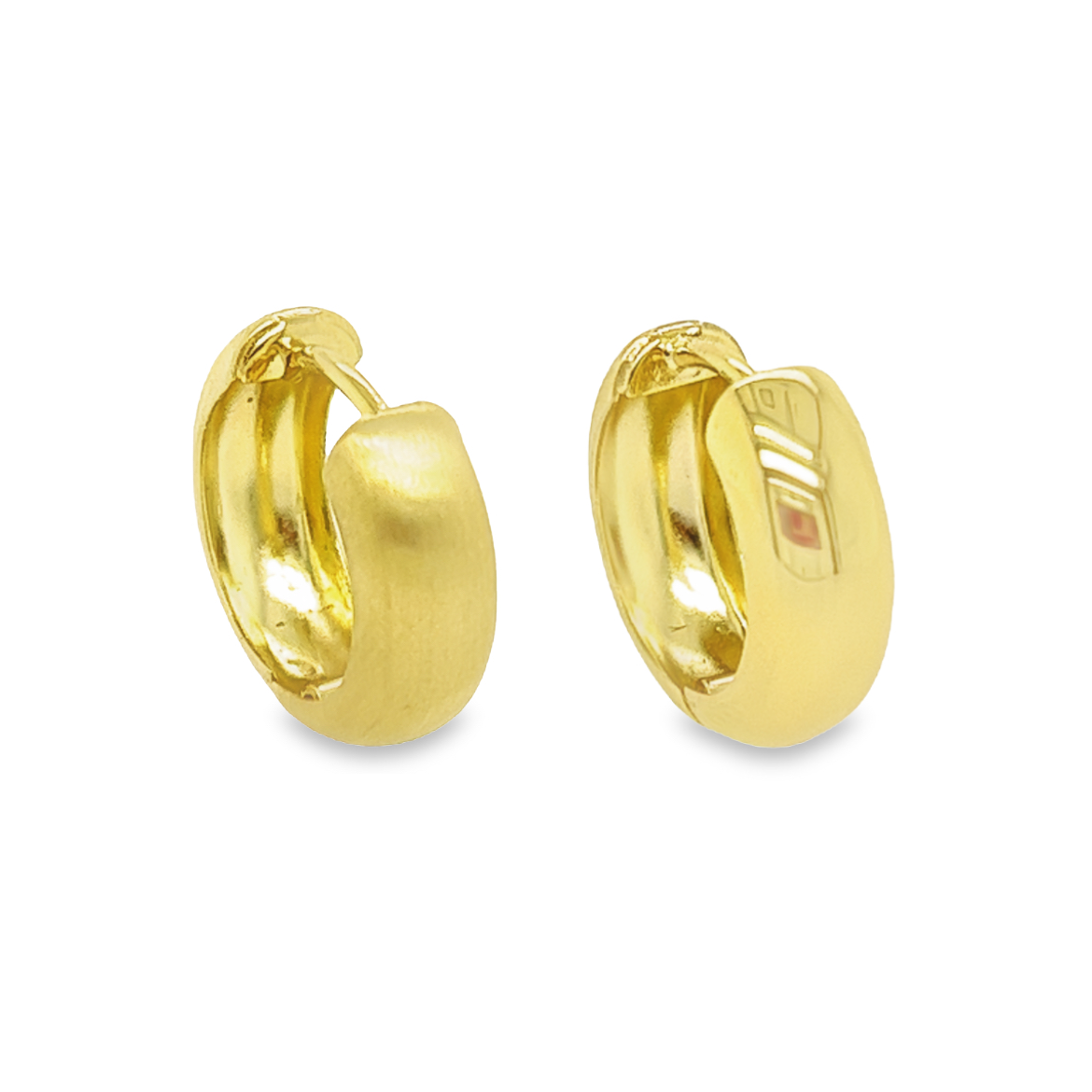 Deze 14-karaats geel gouden klapoorringen zijn aan een kant glad gepolijst en aan een kant gematteerd. De oorringen zijn gebold van vorm. Deze oorringen zijn perfect voor iemand wie houdt van geelgoud.