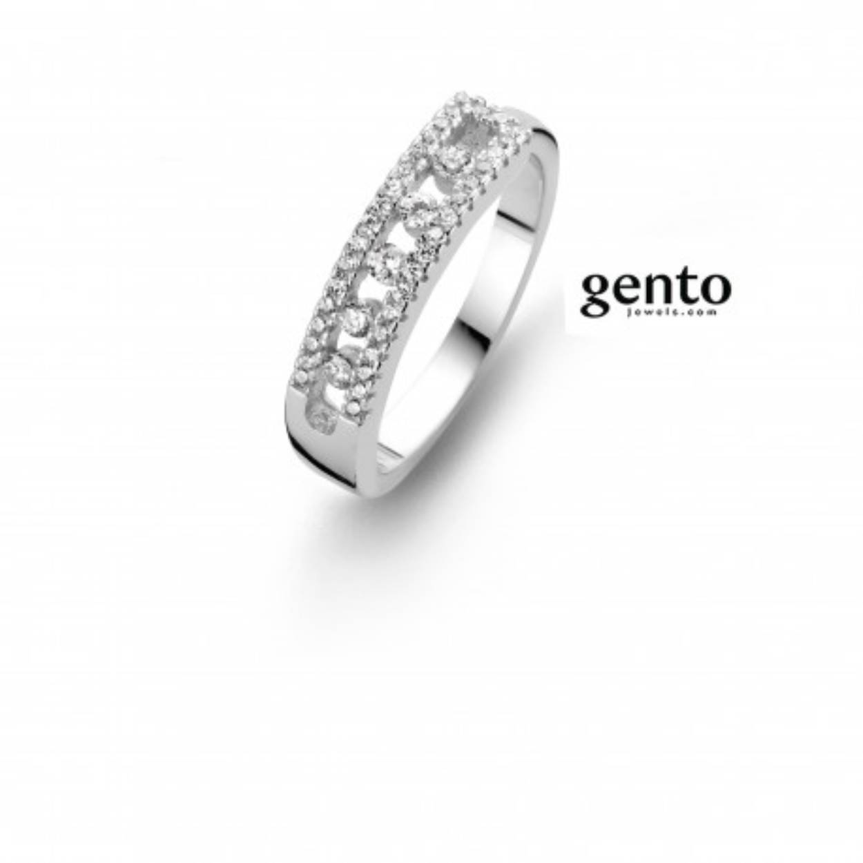 zilver ring met zirconium steentjes bezet maat 56
