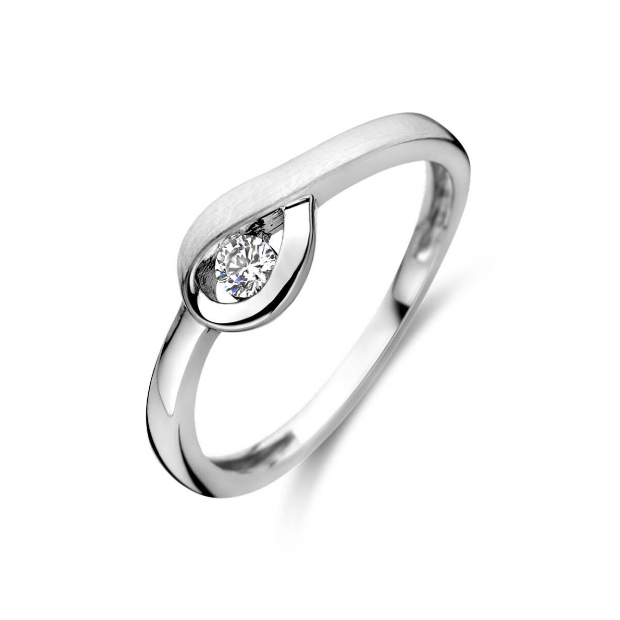 Gerhodineerd 925 zilveren ring uitgevoerd met zirkonia. De ring heeft een breedte van 6mm.