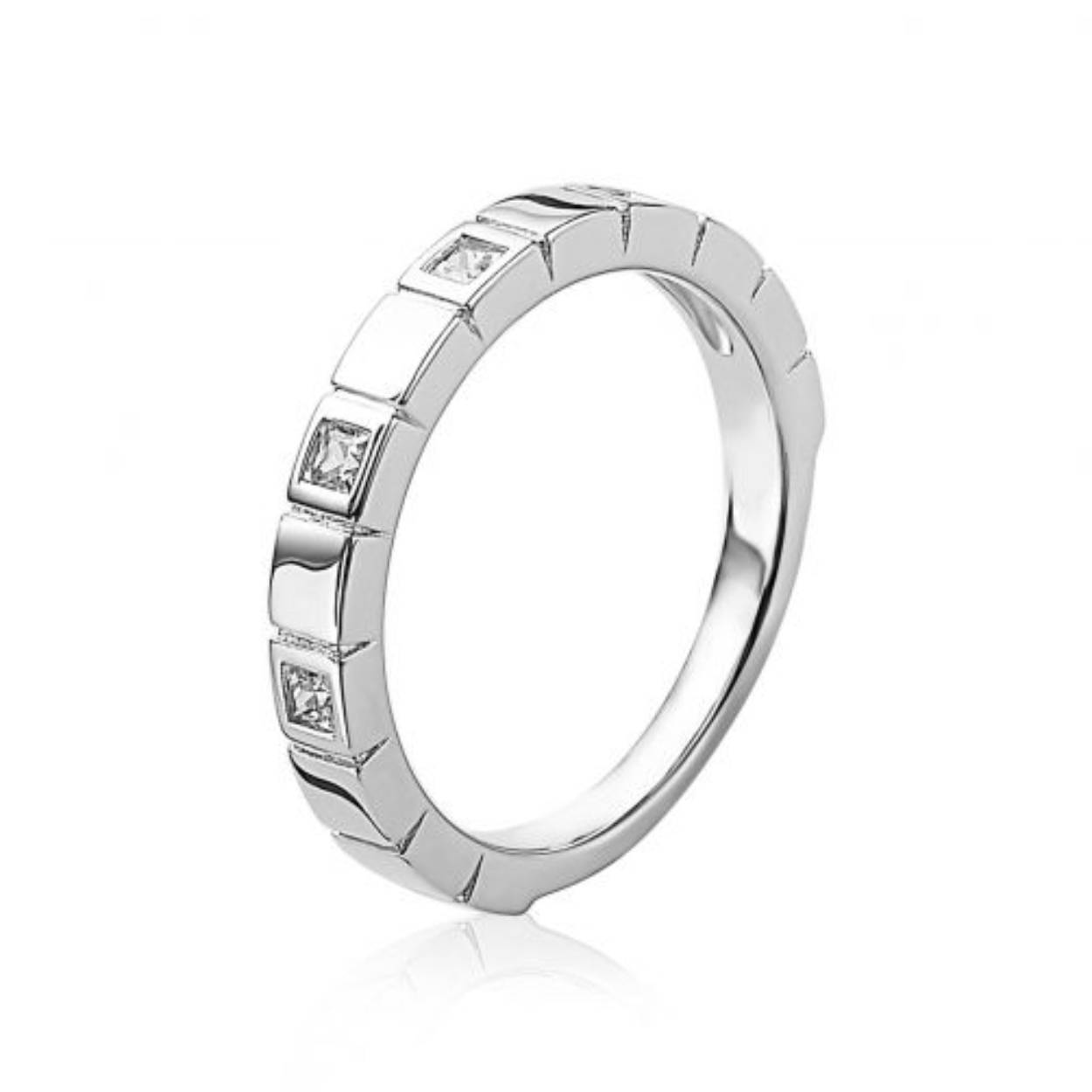 ZINZI zilveren aanschuifring met kubus motief, waarbij drie kubusjes bezet zijn met witte zirconia’s. Vervaardigd van eerste gehalte zilver (925) en met extra rodiumlaag voor een langdurige glans.
