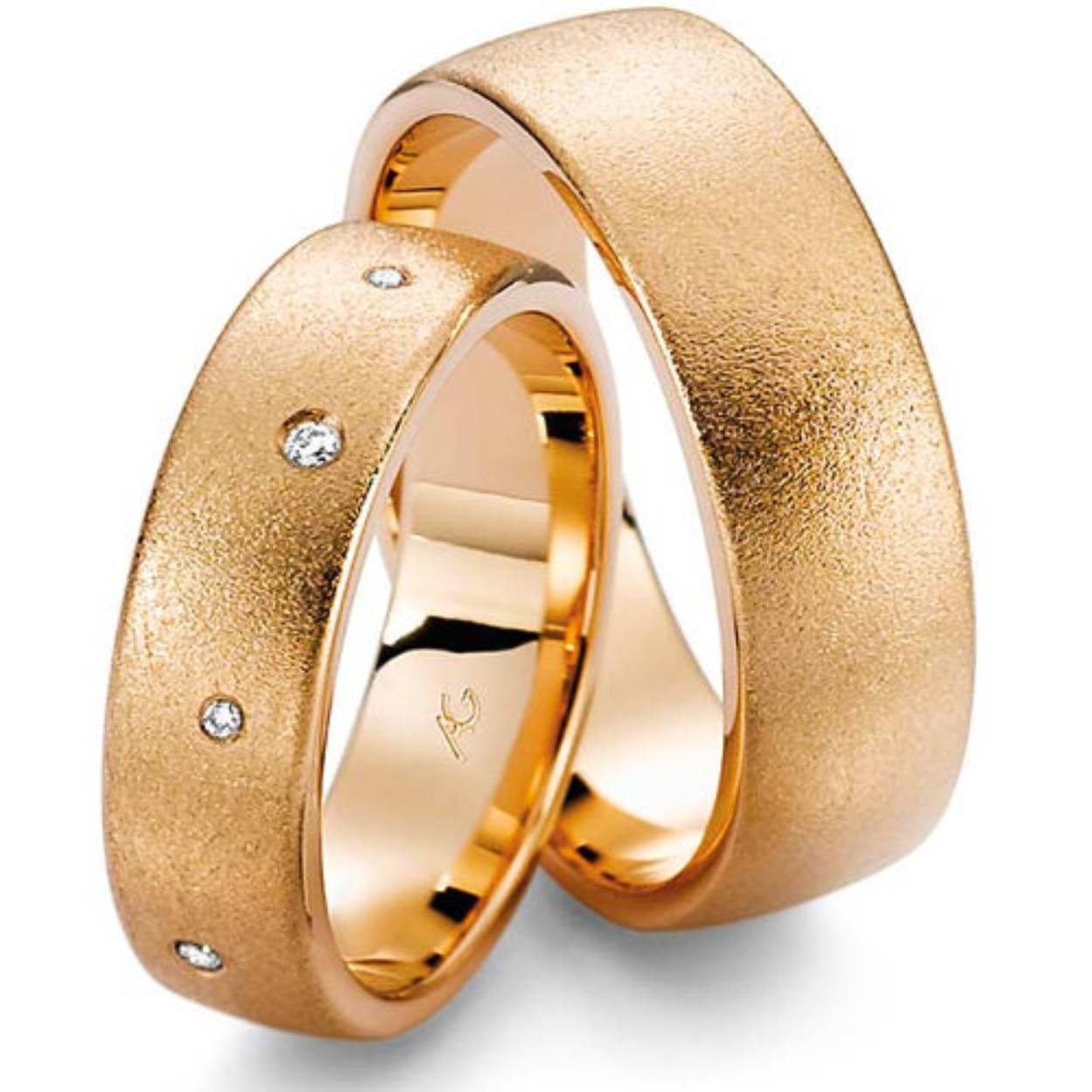 585 geelgouden trouwringen, 6 mm breed. De damesring is gezet met totaal 0.06ct briljant, 8 steens
Prijs is op aanvraag