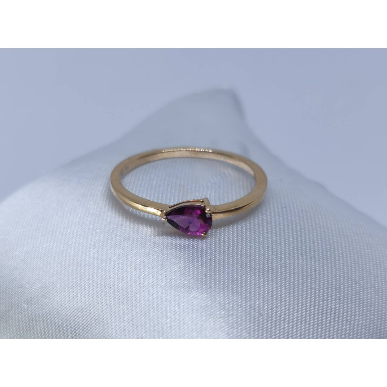 18 Karaat geel gouden solitaire ring Amethyst in peer geslepen chaton zetting.