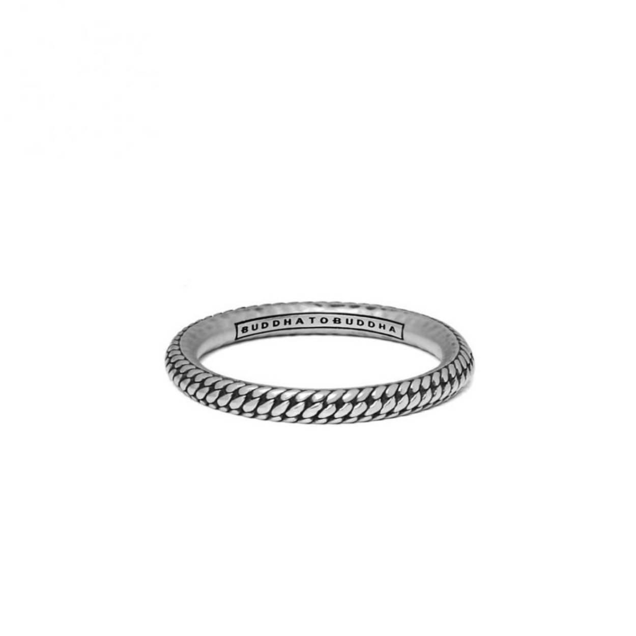 De Dunia ring is een verfijnde ring uit onze Refined collectie. Het design is gebaseerd op onze iconische Ben schakel aan de buitenzijde en een gladde structuur aan de binnenzijde. De ring is vervaardigd uit 925 sterling zilver en laat zich perfect combineren met andere ringen uit de Dunia range. Deze ring valt in de categorie smalle ringen.