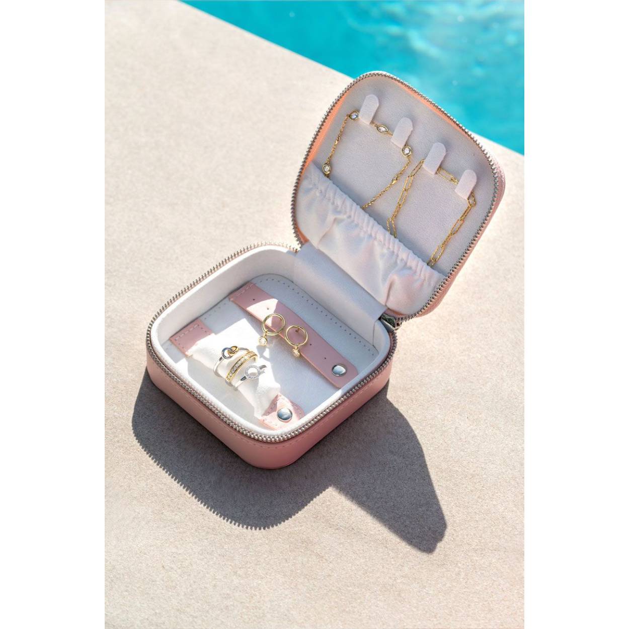 Luxe roze ZINZI sieradendoosje, vervaardigd van kunstleer. Nu kun je je sieraden ook prachtig meenemen op reis. Je oorknoppen, ringen en kettingen zijn handig op te bergen. Met de rits makkelijk te openen en te sluiten.