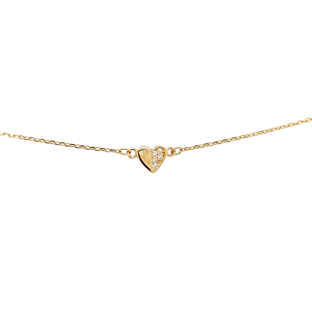 Dit 14-karaats gouden armbandje is ontzettend leuk! De ankerschakel wordt verbonden door een gouden hartje waarvan de helft is gezet met zirkonia steentjes. De armband is verstelbaar van 17cm tot 19cm.