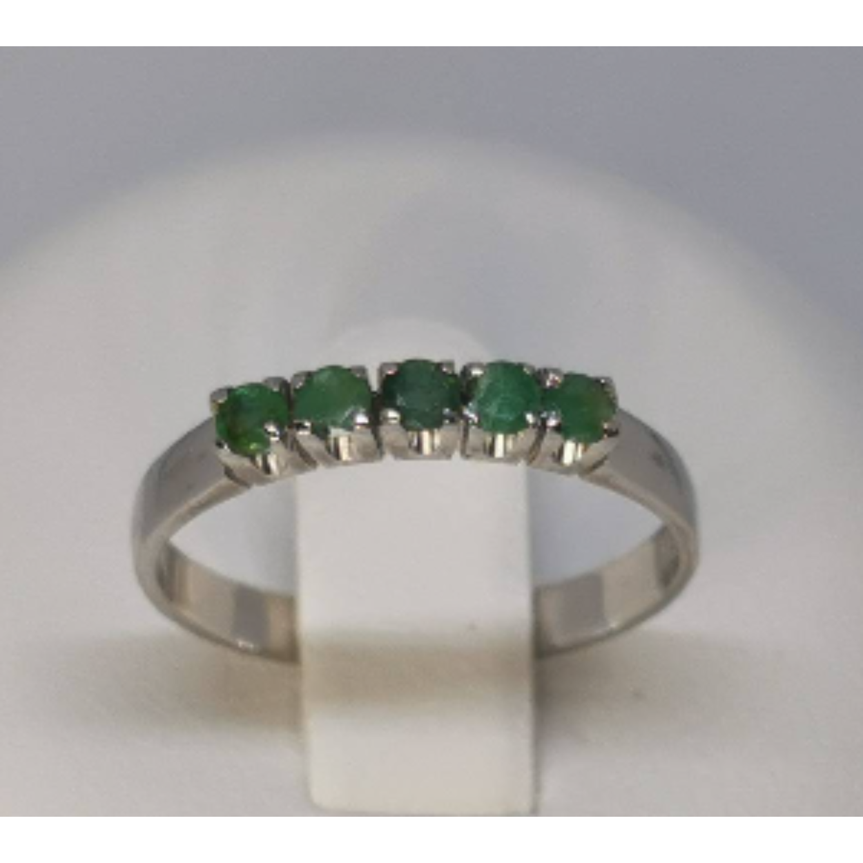 14 karaat wit gouden ring met 5 Smaragd stenen.