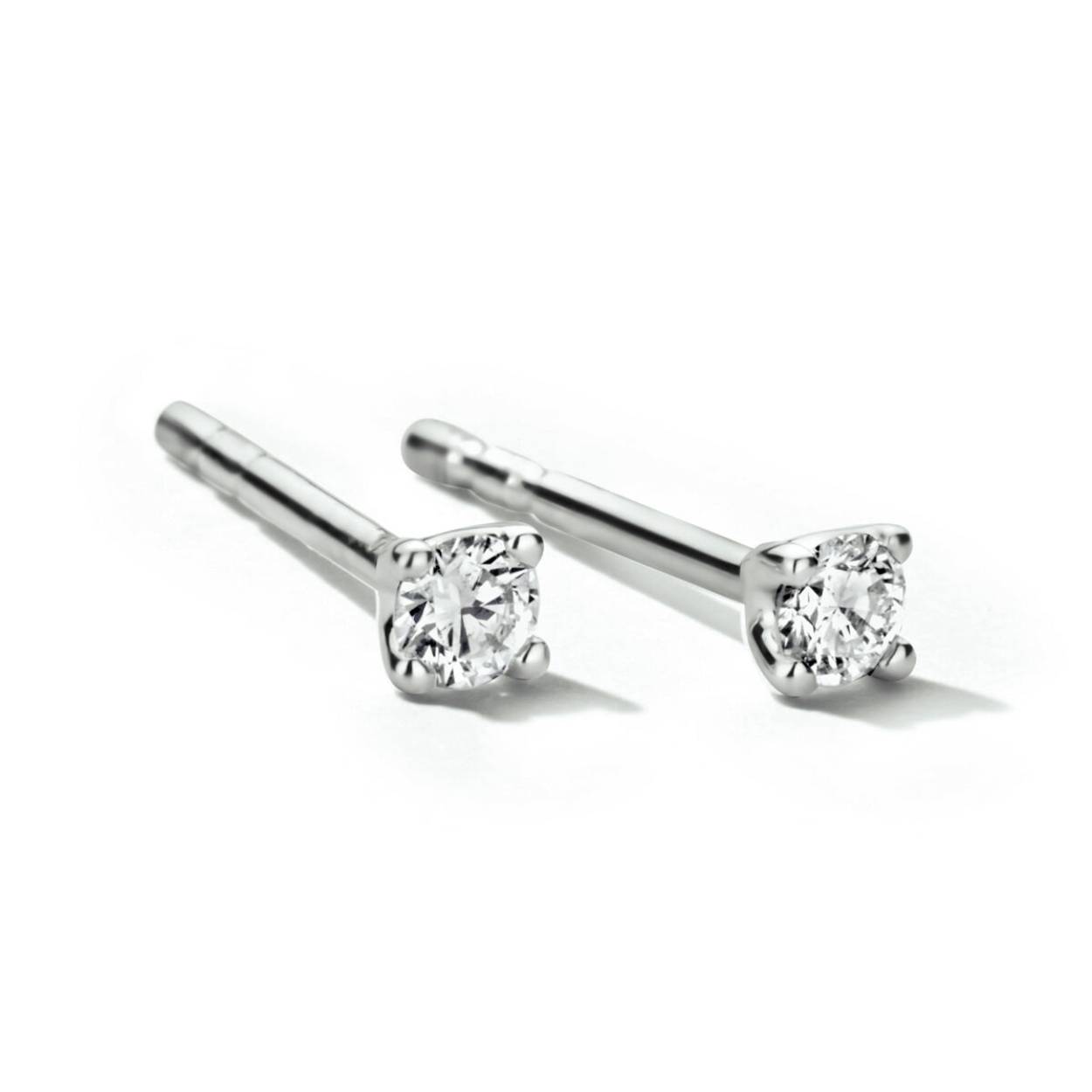 Witgouden oorknoppen uitgevoerd met een schitterende diamant 0.10crt SI2