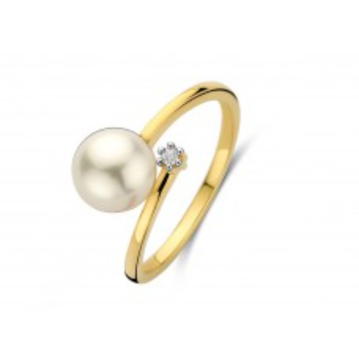 De ring is vervaardigd uit 18 kt geelgoud. De ring is gezet met parel en briljant 0.02ct
