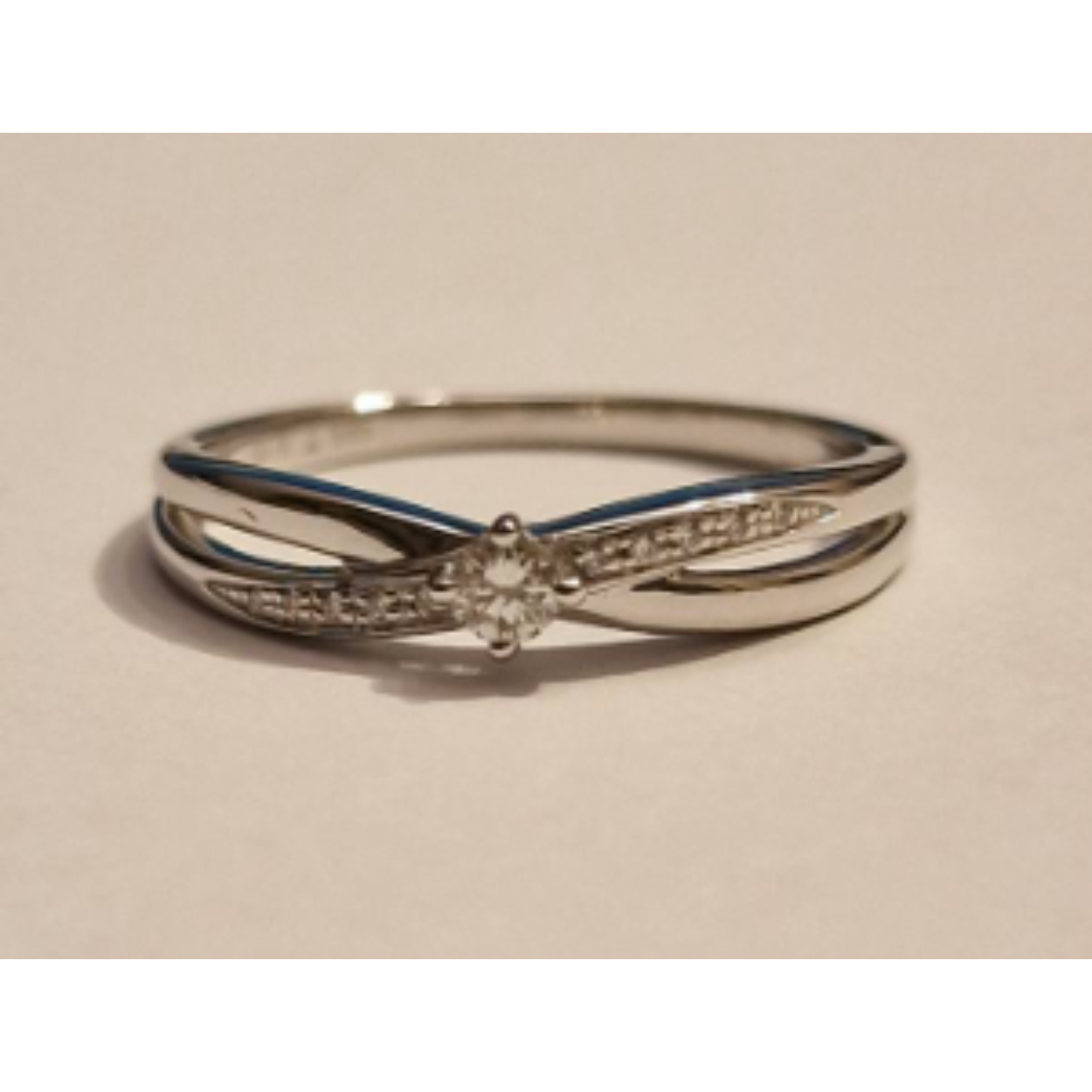 14k witgouden crossover solitaire ring met diamant