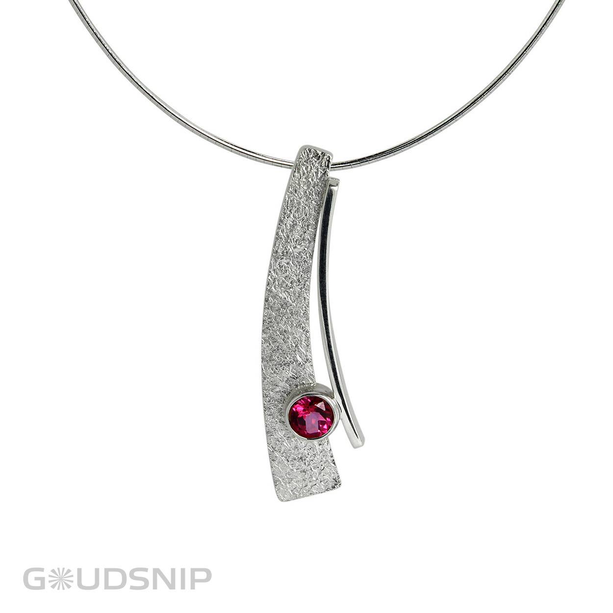 Hanger is exclusief collier