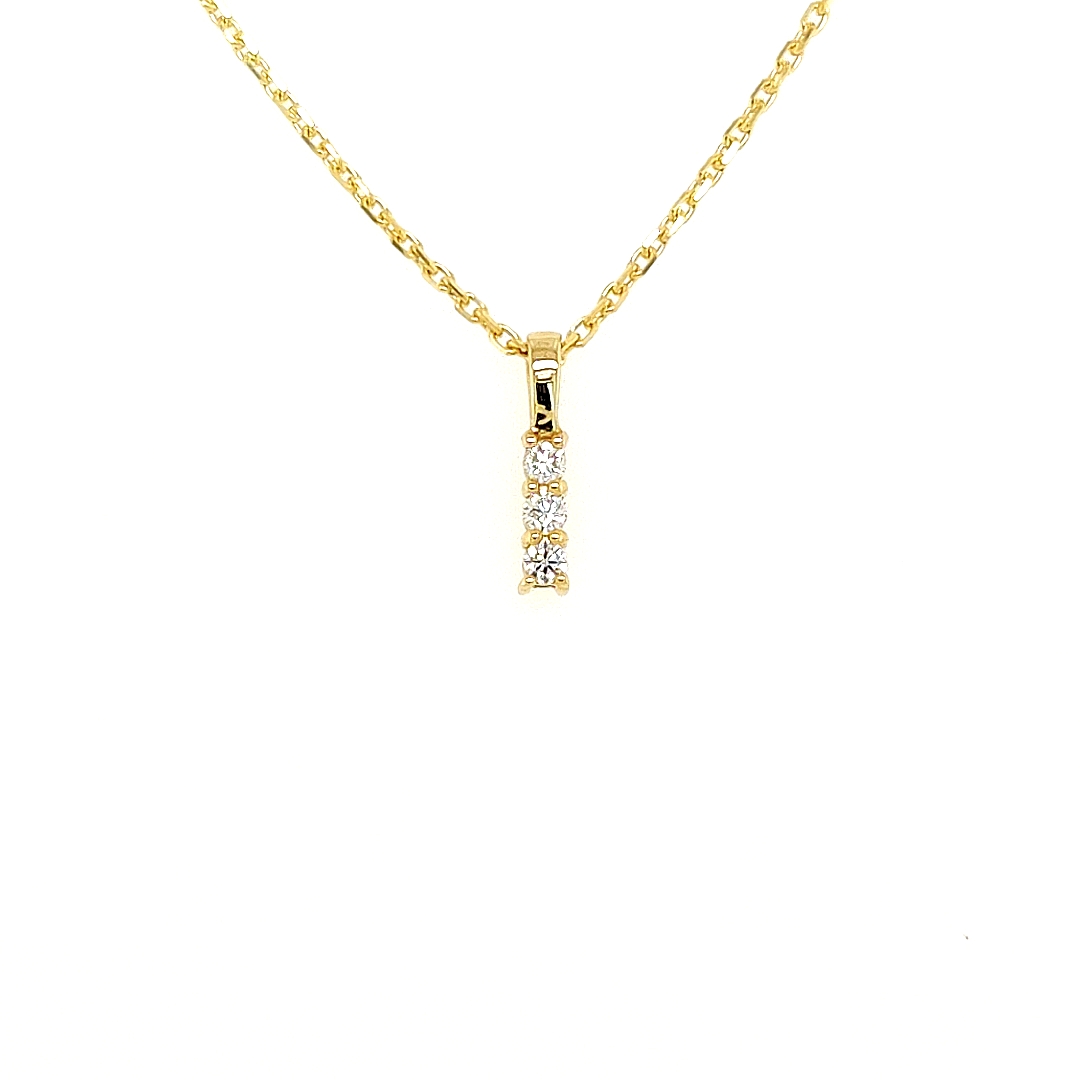 Deze geel gouden briljant hanger schittert ontzettend mooi. De hanger bevat drie briljant geslepen diamanten welke elk 0,03 karaat zijn. De briljanten zijn geklemd tussen 4 zetpoten.

Note: het kettinkje hoort niet bij de hanger, deze is enkel gebruikt voor de foto.