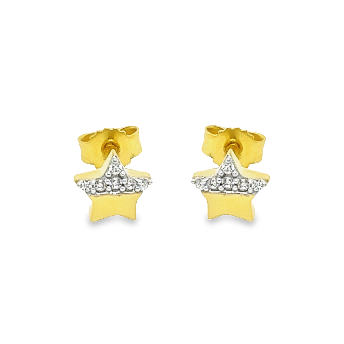 Deze geel gouden oorstekers hebben de vorm van een ster en zijn voor een gedeelte gezet met briljant geslepen zirkonia stenen. De combinatie met de zirkonia stenen zorgt voor een sprankelend uiterlijk.