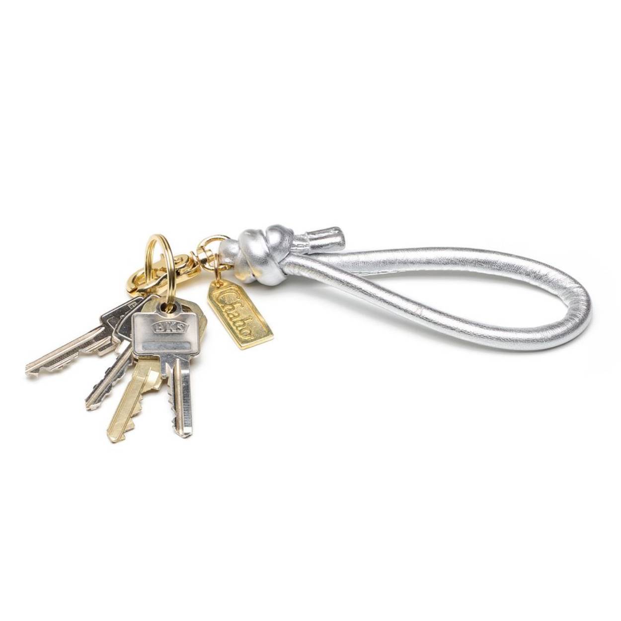 Mooie, opvallende sleutelhanger met knoop van super zacht sheep leather. Inclusief keyring, musketon en chabo logo in Antic Brass. Handig accessoire voor je seutels en opvallend in je tas.